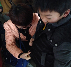 现代著名女作家冰心曾说过这样一句话：世上没有一朵鲜花不美丽，没有一个孩子不可爱。因为每一个孩子都有一个丰富美好的内心世界，这是孩子的潜能。
2014年8月底，公司总裁？莆跋壬颖ㄖ缴匣裣の浣愤胖行挠锥傲跷木、刘文斌两位小朋友因为家境困难，无法顺利完成学业，随机委派777盛世国际手机连锁总经理卢建荣和江苏联融投资总经理毛振宇前往探望。