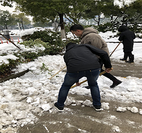 近日，常州连降大雪，银装素裹，皑皑白雪给冬季带来了新鲜感，但降雪也为城市交通、居民出行带来了极大的不便。777盛世国际集团的小伙伴们积极行动，全力以赴打响铲雪除冰的“攻坚战”！