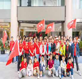5月12日上午，武进人民商场组织了30余人的暴走队，参加了“一袋牛奶的暴走”公益活动。早上8点，暴走队伍在“青果荟（文化宫店）”集合完毕，挑战长达10公里的爱心征程。