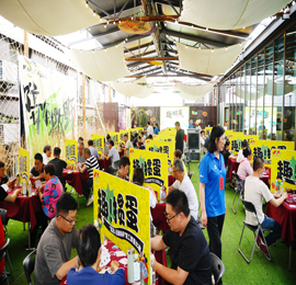 5月25日，“武进人民商场杯”2024机关工会职工掼蛋大赛在武进人民商场三楼青年露台正式启幕，此次活动由武进区文体广电和旅游局、常州市武进区融媒体中心主办，常州市武进区扑克运动协会协办，在常州市武进区体育总会的指导、武进人民商场的支持下，隆重举行。