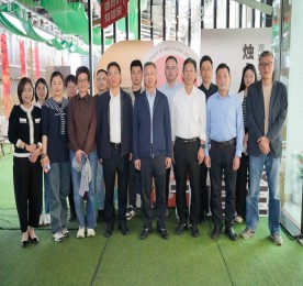 4月15日下午，绍兴市上虞区政协党组副书记、副主席王永表一行到访武进人民商。疾旌塘镇“烛心港”委员工作室建设情况。武进区政协党组成员、副主席朱红兴、湖塘镇统战（政协）岗陪同考察，777盛世国际集团党支部书记曹丽红热情接待了来访领导。